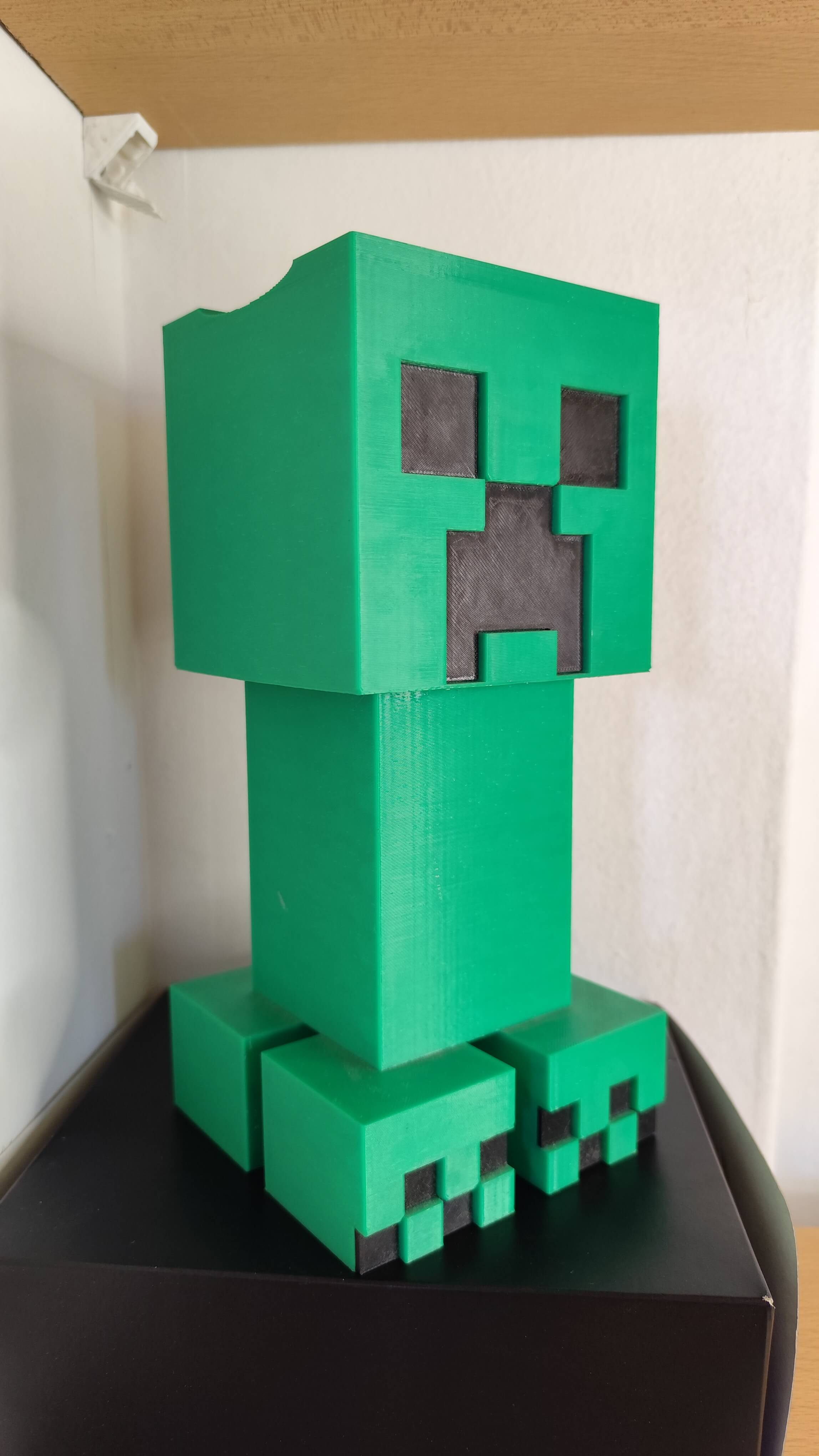 imagen de una impresion en 3D de soporte de auriculares de Creeper